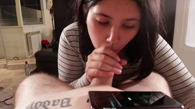 Ég stríði stjúpsystur minni á meðan hún horfir á Disney [Cum]